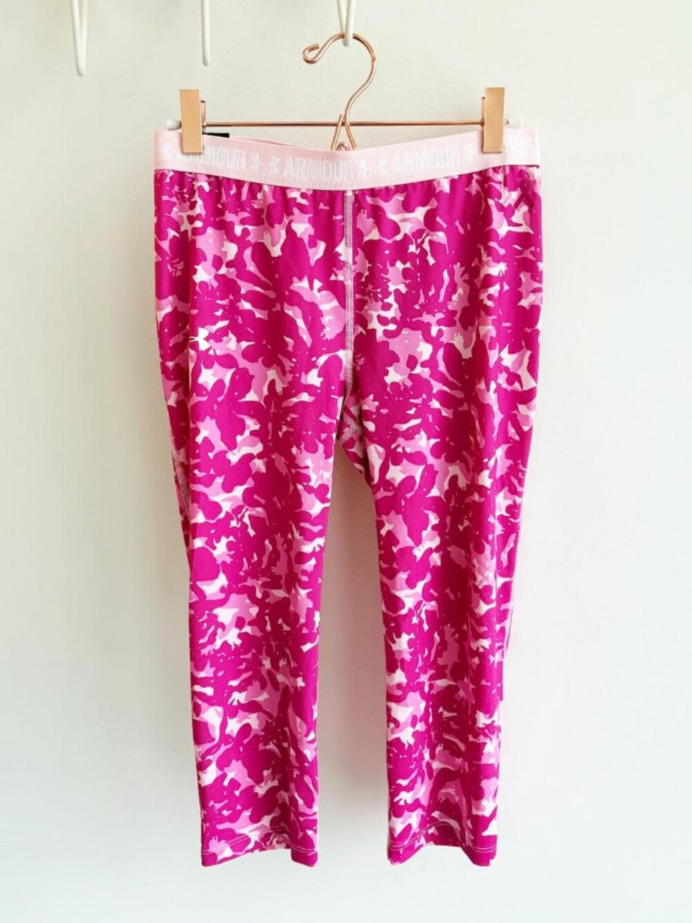 NWT Under Armour Heatgear Pink Camo Pattened Capri Leggings